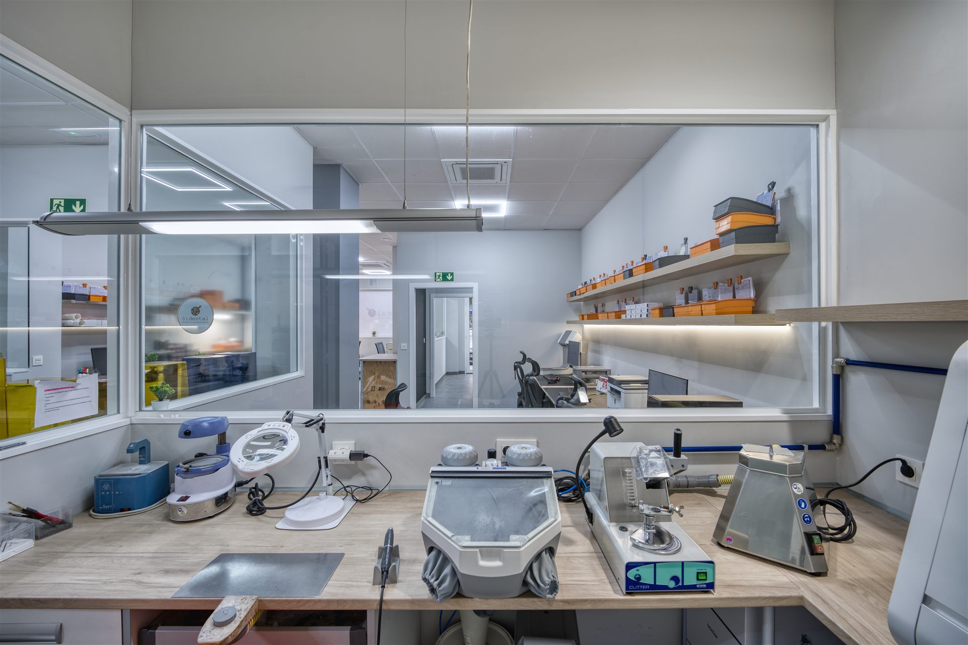 Zona de laboratorio con maquinaria